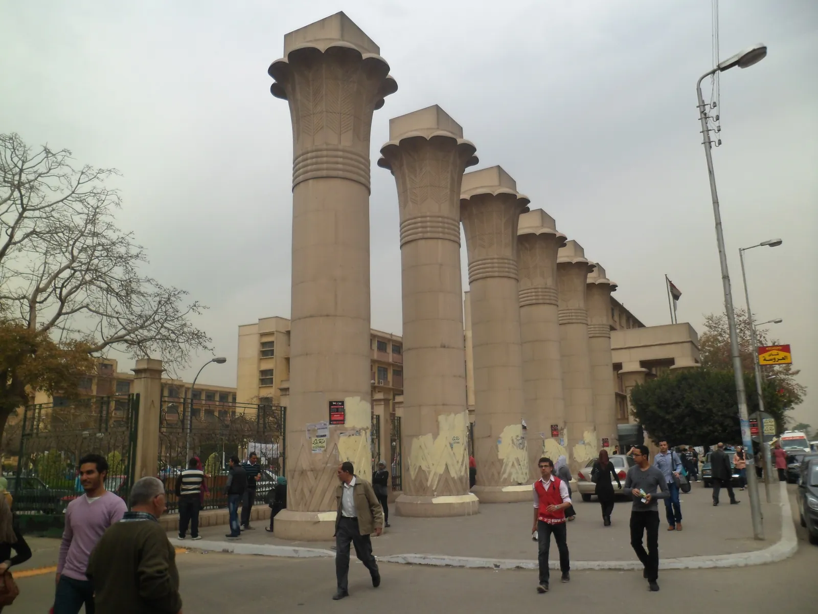 البوابة الرئيسية لجامعة عين شمس في القاهرة