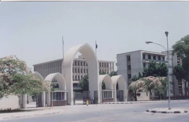 مدخل جامعة أسيوط ومباني الحرم.