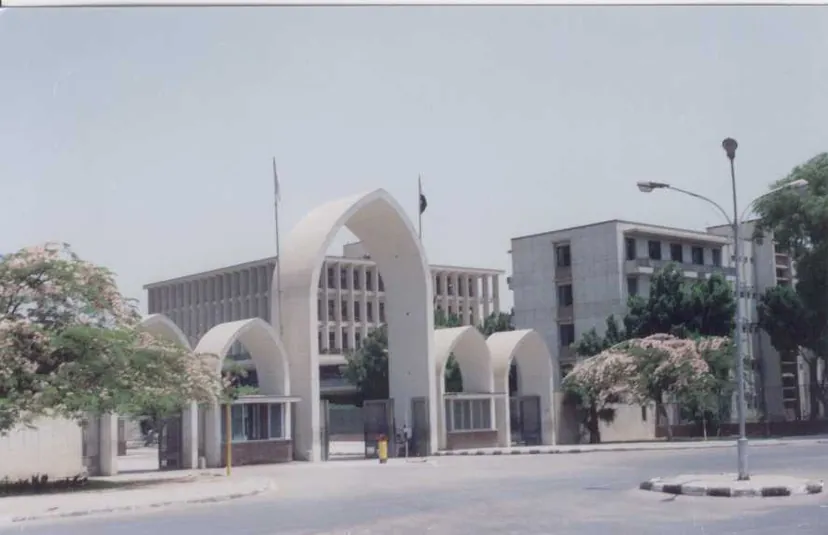 مدخل جامعة أسيوط ومباني الحرم.